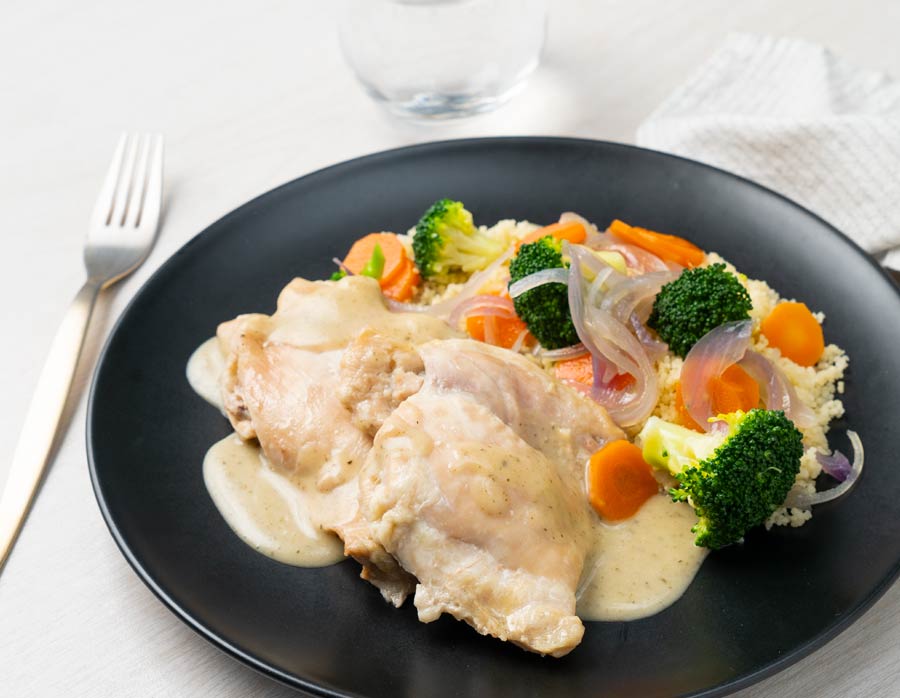 contramuslo-con-salsa-de-yogurt-y-menta-cous-cous-y-verduras_B